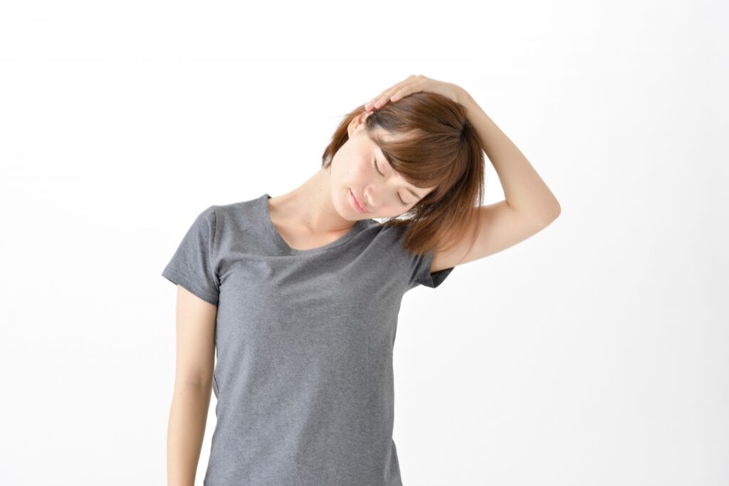 首のストレッチをする女性 