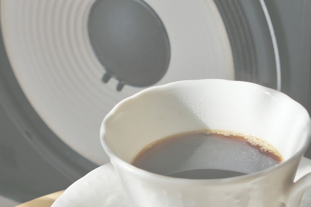 スピーカーとコーヒー