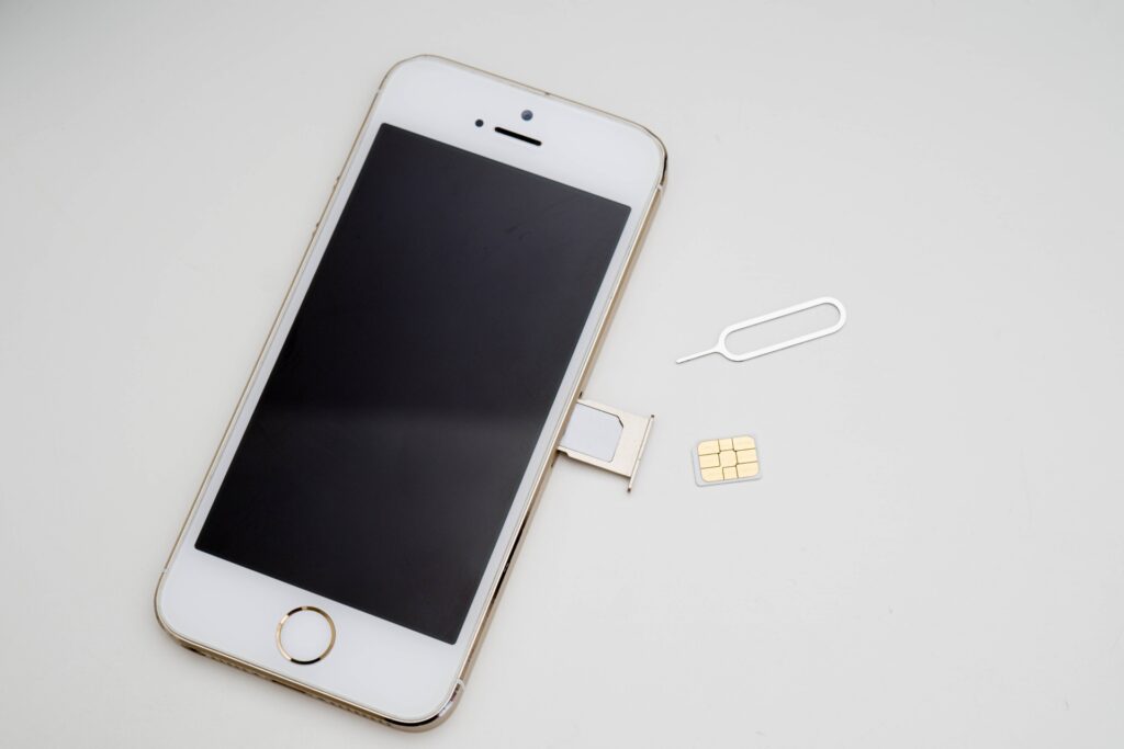 スマホにSIMをさす（イメージ）