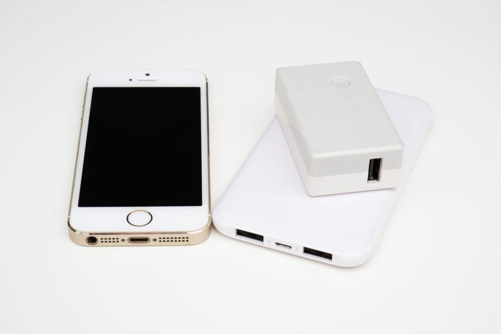 スマホとスマホ接続ケーブルを内蔵した白いモバイルバッテリー