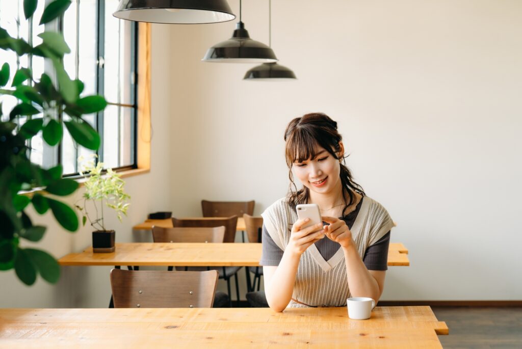 カフェでスマホ