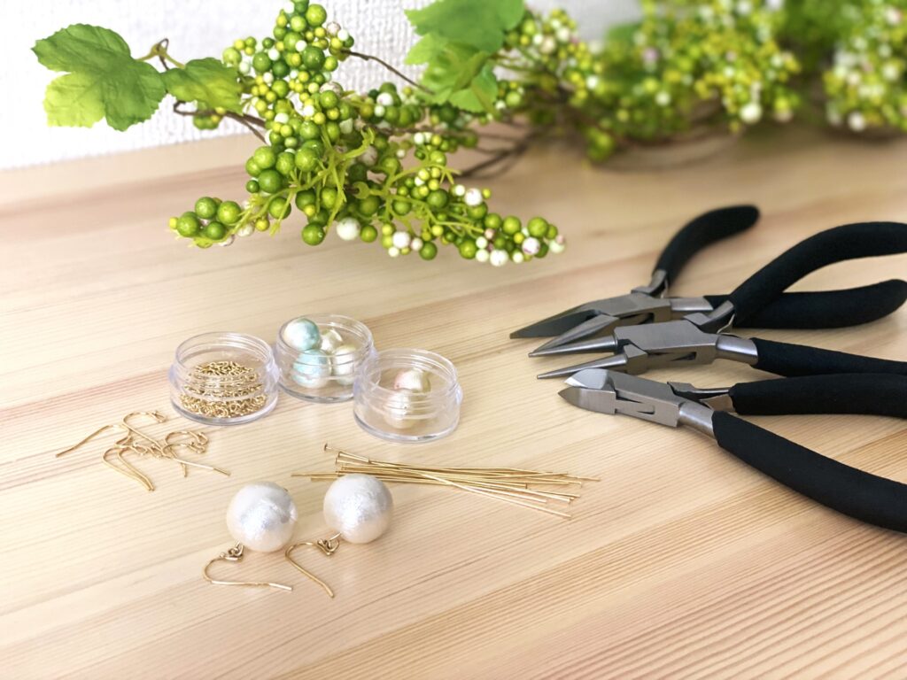 ピアス材料とペンチとピアス
