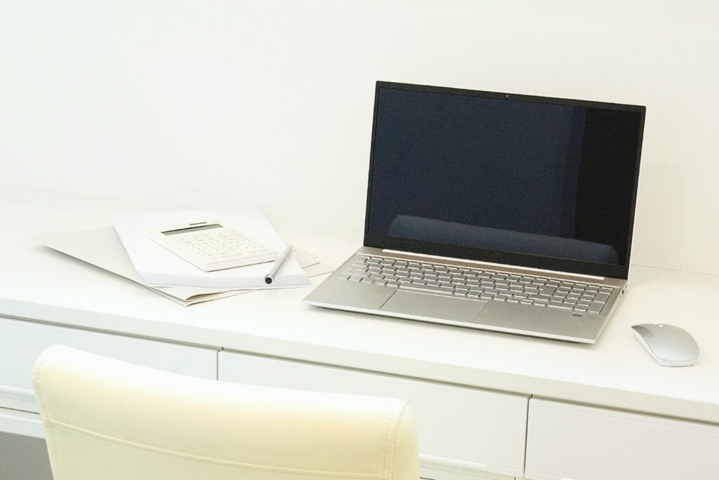 デスクの上にパソコンと文房具