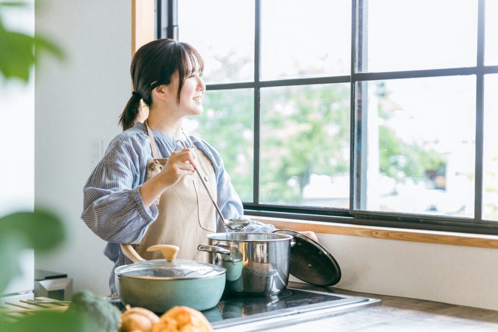 お家でお料理する女性