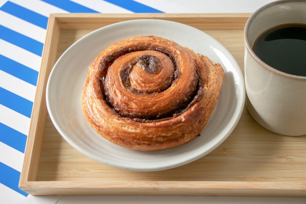 シナモンロールとコーヒー