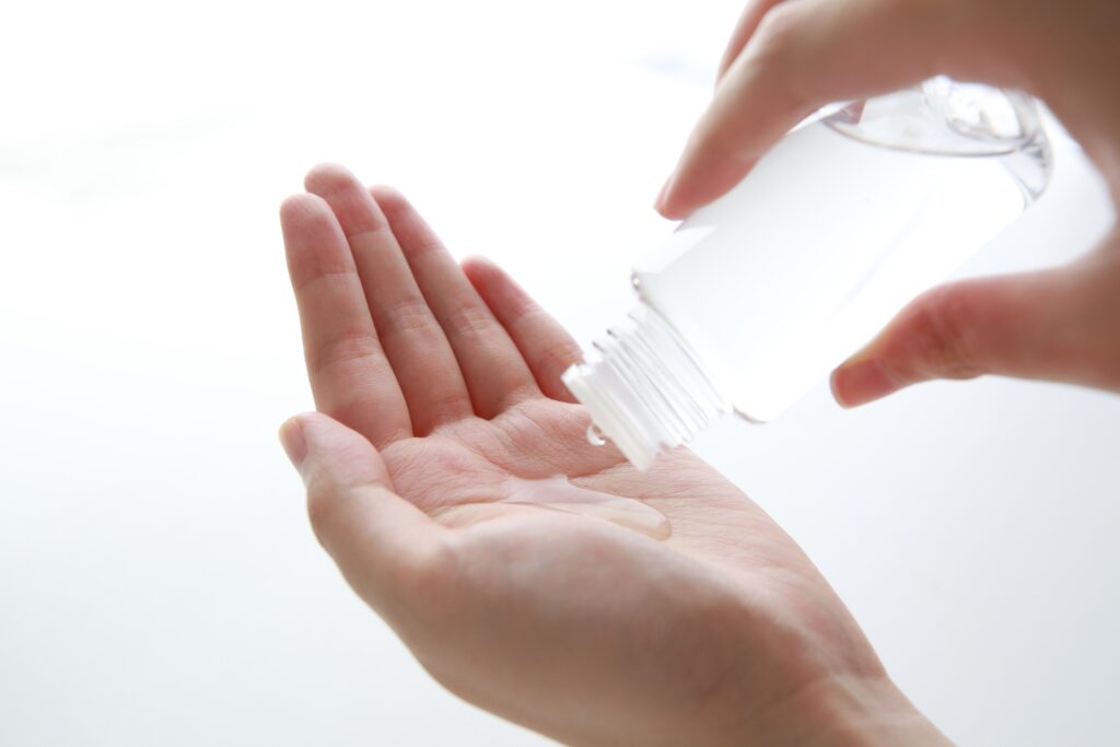 化粧水を手のひらにとる手元