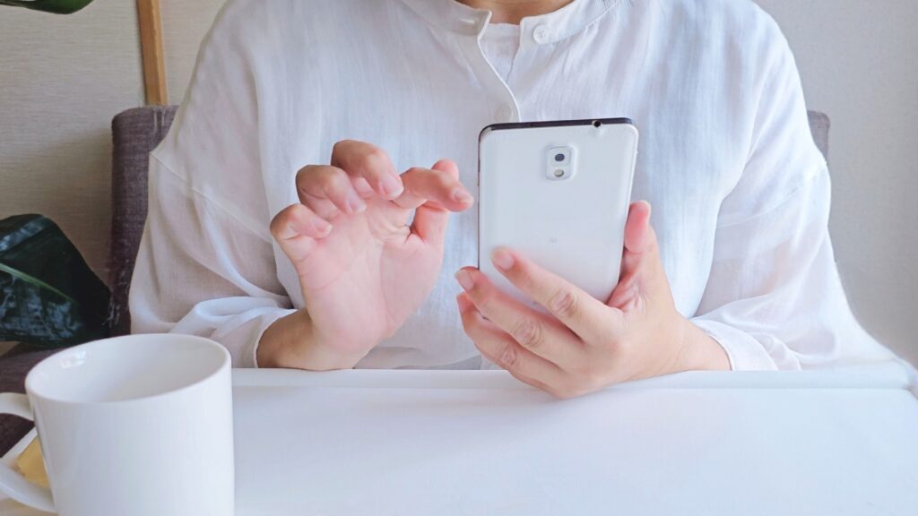 スマホ操作している手元