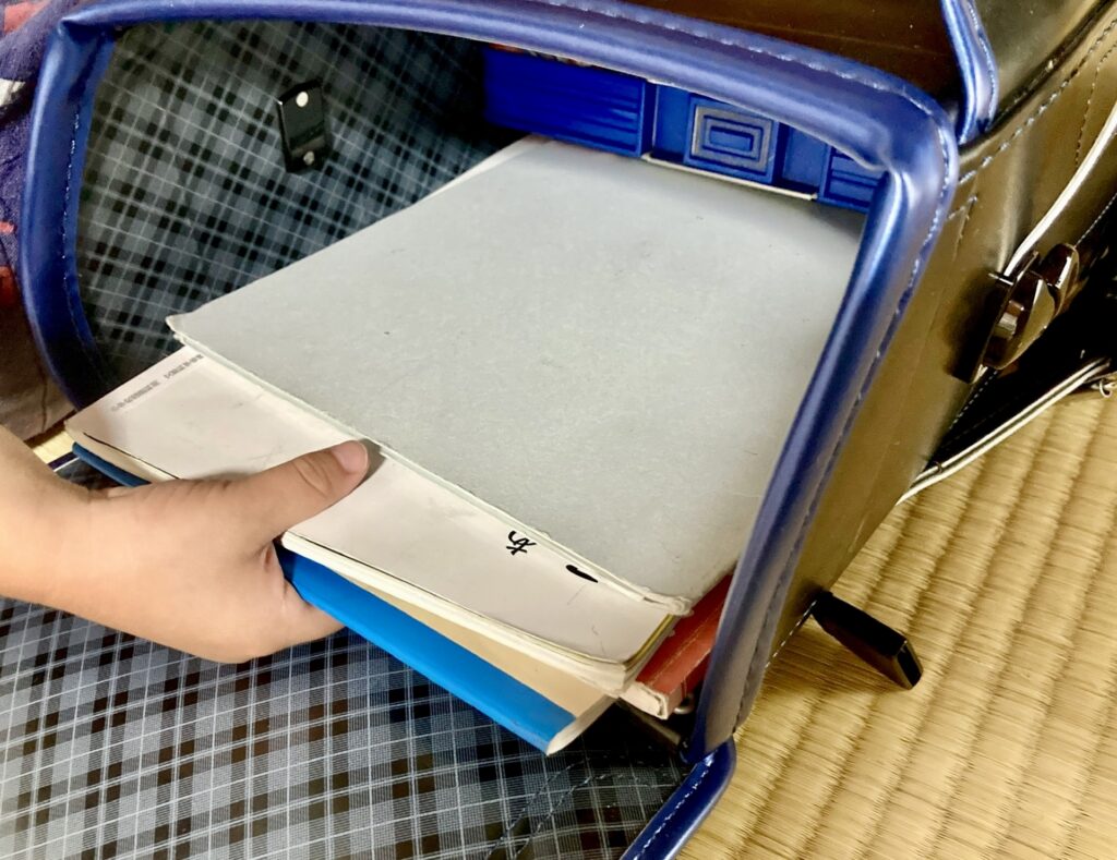 ランドセルに教科書を入れる（前日の準備）