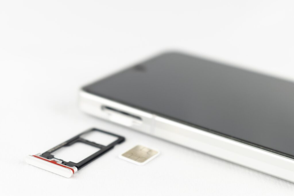 SIMカードとスマホ 