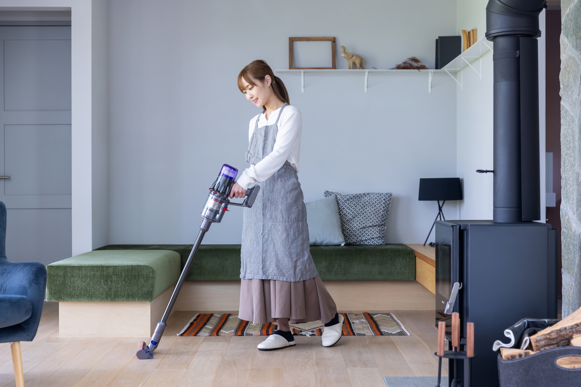 部屋の掃除機をかける女性