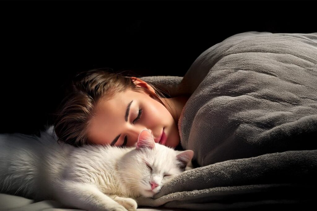猫と眠る女性