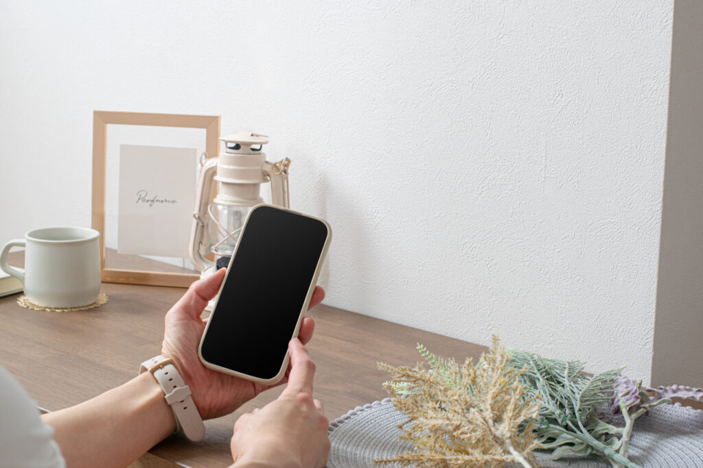 スマホを操作している手元 