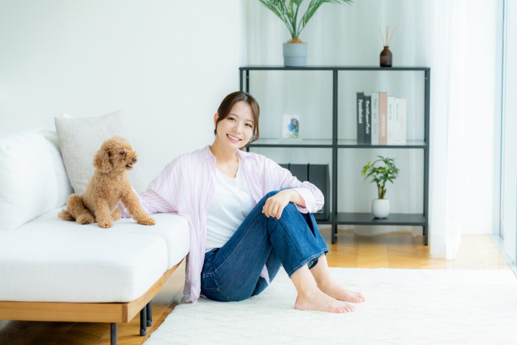 リビングルームの犬と女性