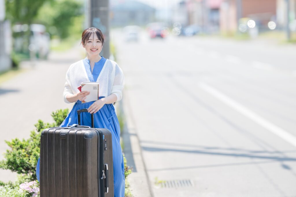 スーツケースと女性
