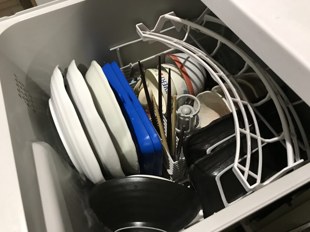 食洗機の中の食器はお箸